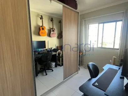 Foto Apartamento com 2 Dormitórios