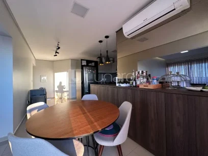 Foto Apartamento com 2 Dormitórios