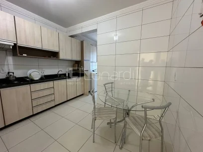 Foto Apartamento com 2 Dormitórios